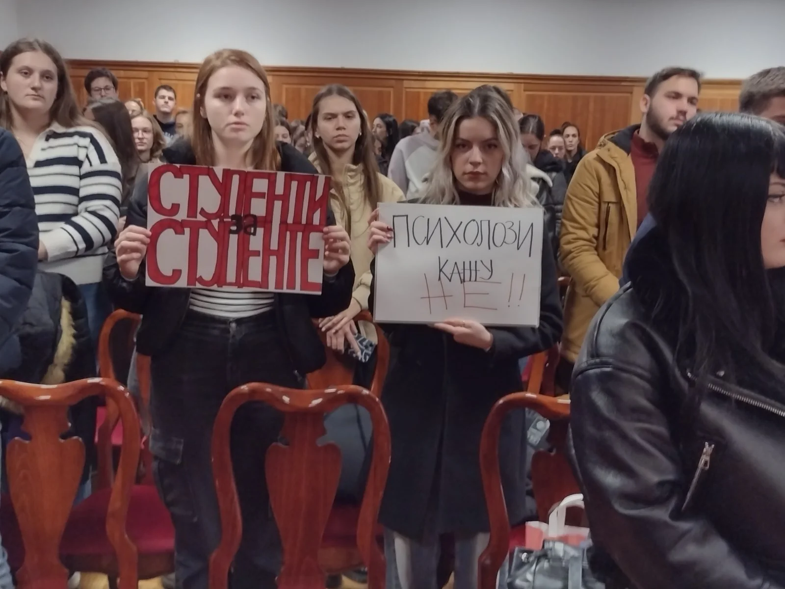 U protestu Zastani Srbijo studenti i učenici uz građane, više manjih incidenata, ali i jedan veći sa članovima Filharmonije (FOTO/VIDEO) 7