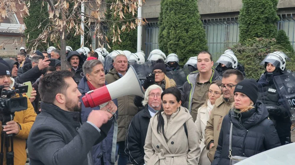 Opozicija blokira PU u Novom Sadu: "Policija najagresivnija do sada, sve vreme nas šutiraju" (VIDEO) 10