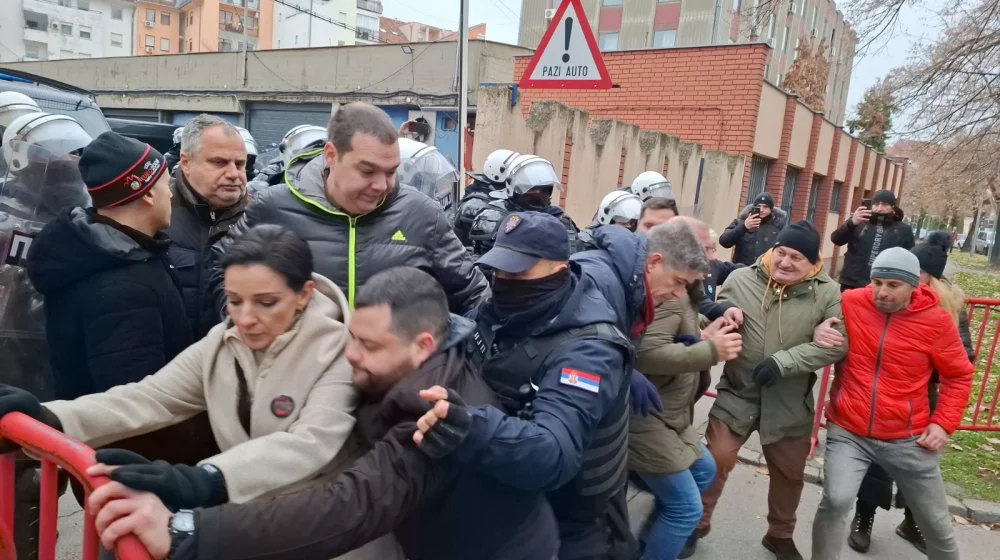 Opozicija blokira PU u Novom Sadu: Policija najagresivnija do sada (VIDEO) 1