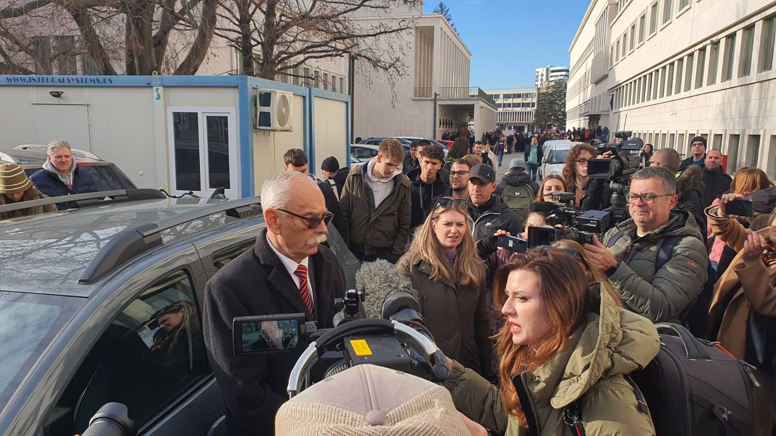 Na sednici Skupštine Vojvodine budžet usvojen bez rasprave: Studenti ispred Jovine gimnazije podržali učenike u blokadi (VIDEO) 2