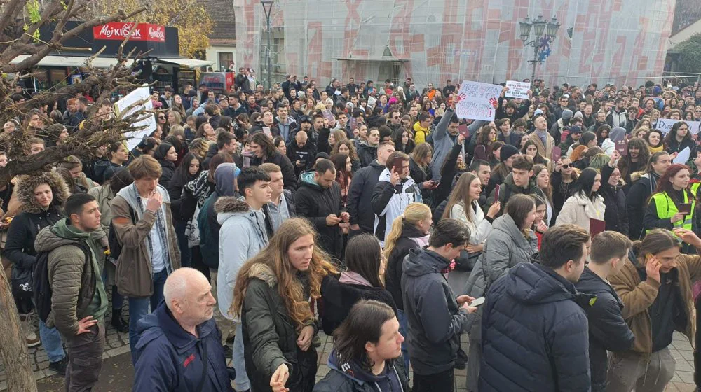 Na sednici Skupštine Vojvodine budžet usvojen bez rasprave: Studenti došli kod Jovine gimnazije da podrže učenike u blokadi (VIDEO) 10