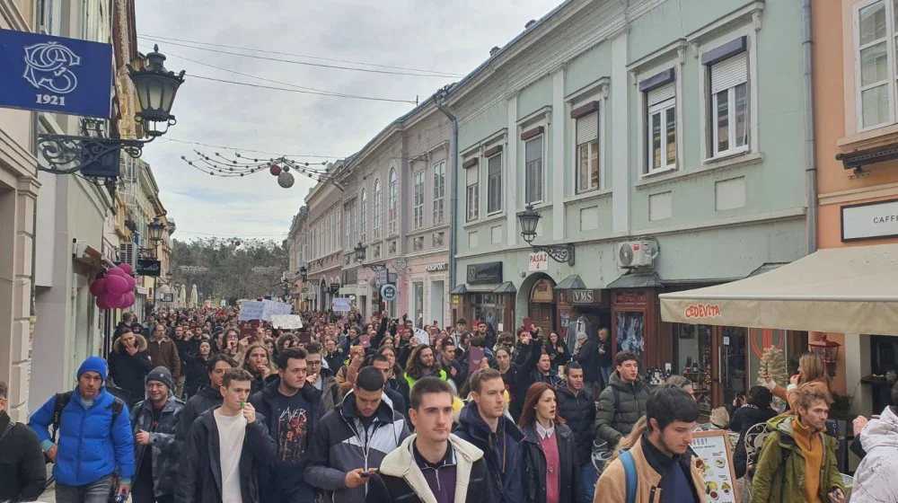 Na sednici Skupštine Vojvodine budžet usvojen bez rasprave: Studenti došli kod Jovine gimnazije da podrže učenike u blokadi (VIDEO) 11