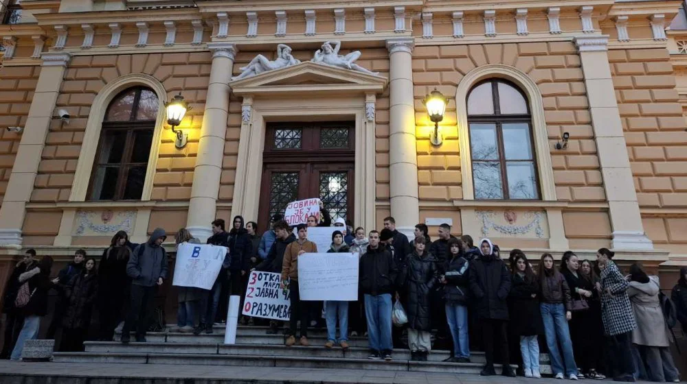 Blokada Jovine gimnazije u Novom Sadu nastavlja se i tokom raspusta 11