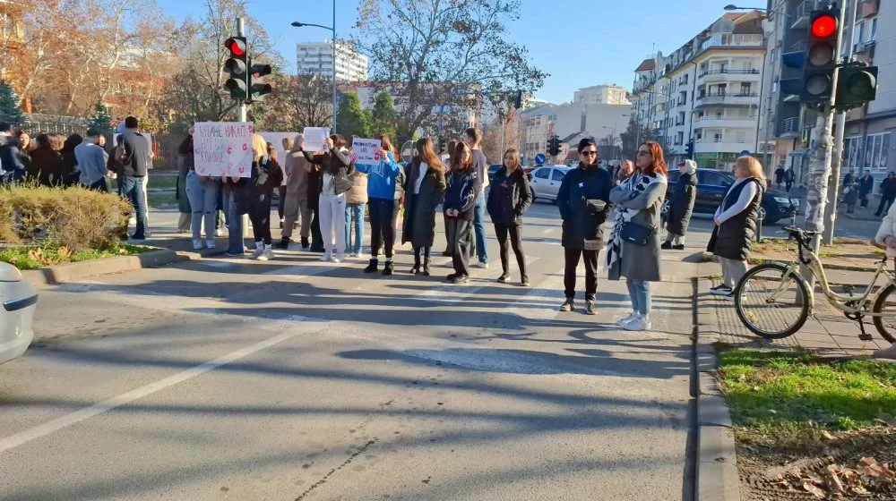 Učenici srednjih škola blokirali nekoliko saobraćajnica u Novom Sadu u odavanju počasti nastradalima 8