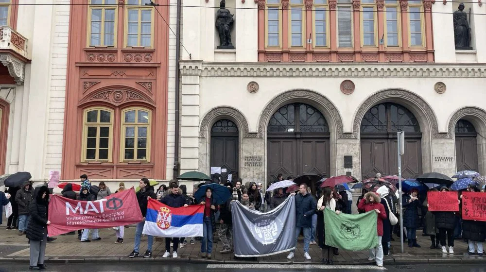 Studenti, srednjoškolci i nastavnici odali počast nastradalima ispred Rektorata u Beogradu 7