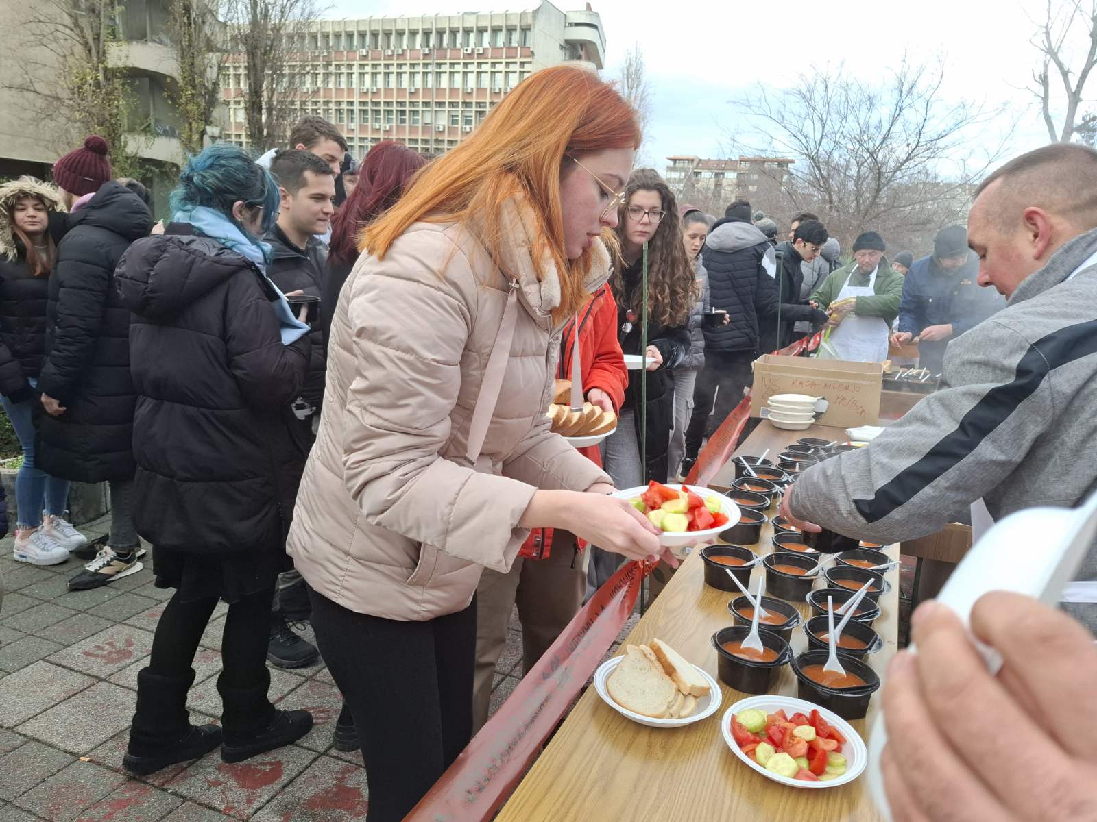 Poljoprivrednici kuvaju gulaš: 1.200 porcija za studente u Novom Sadu 4