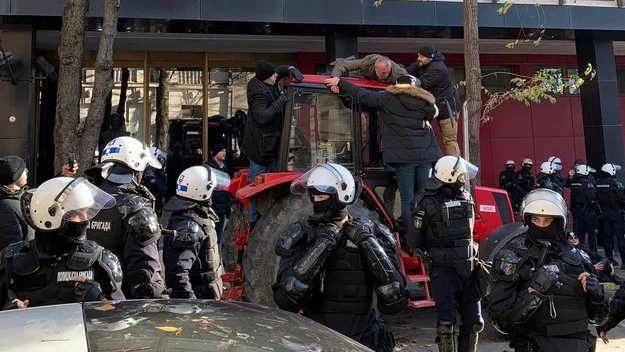 Policija prvo izvukla Kokanovića iz traktora, pa ga privela i oduzala traktor (FOTO, VIDEO) 9