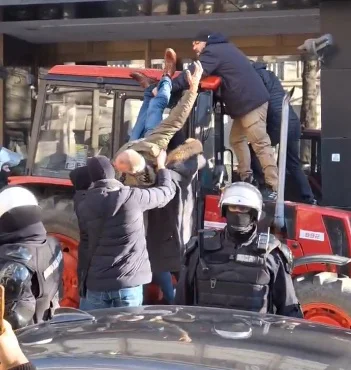 Policija prvo izvukla Kokanovića iz traktora, pa mu ga oduzela (FOTO, VIDEO) 2