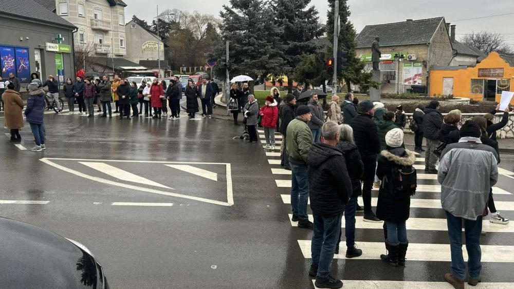 Roditelji i nastavnici blokirali centar Sremske Kamenice: Učenici novosadske Lazine gimnazije blokirali saobraćaj na Telepu 2