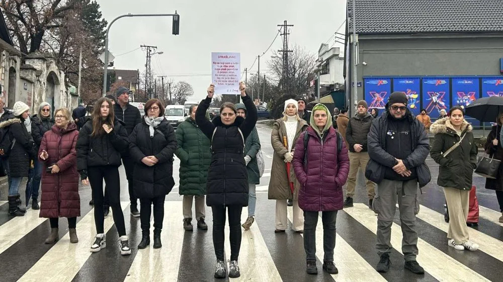 Roditelji i nastavnici blokirali centar Sremske Kamenice: Učenici novosadske Lazine gimnazije blokirali saobraćaj na Telepu 10