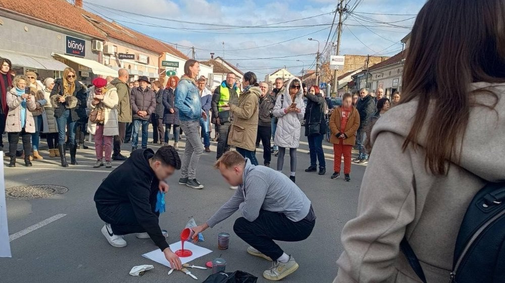 I učenici beogradskih gimnazija učestvovali u akciji "Zastani Srbijo" 1