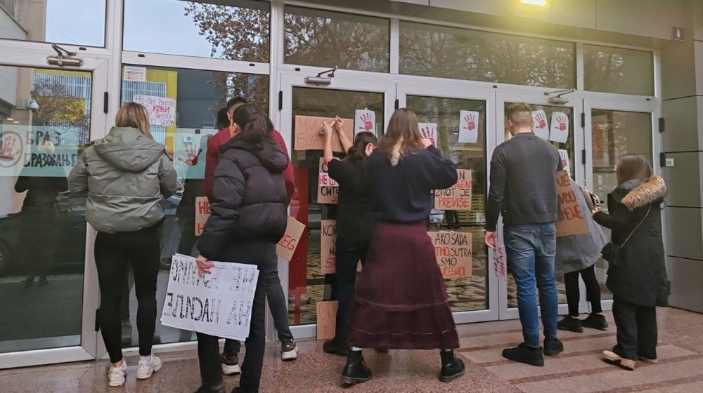 Visoka poslovna škola u Novom Sadu u blokadi: Studenti poručili "Ruke su vam krvave" 1