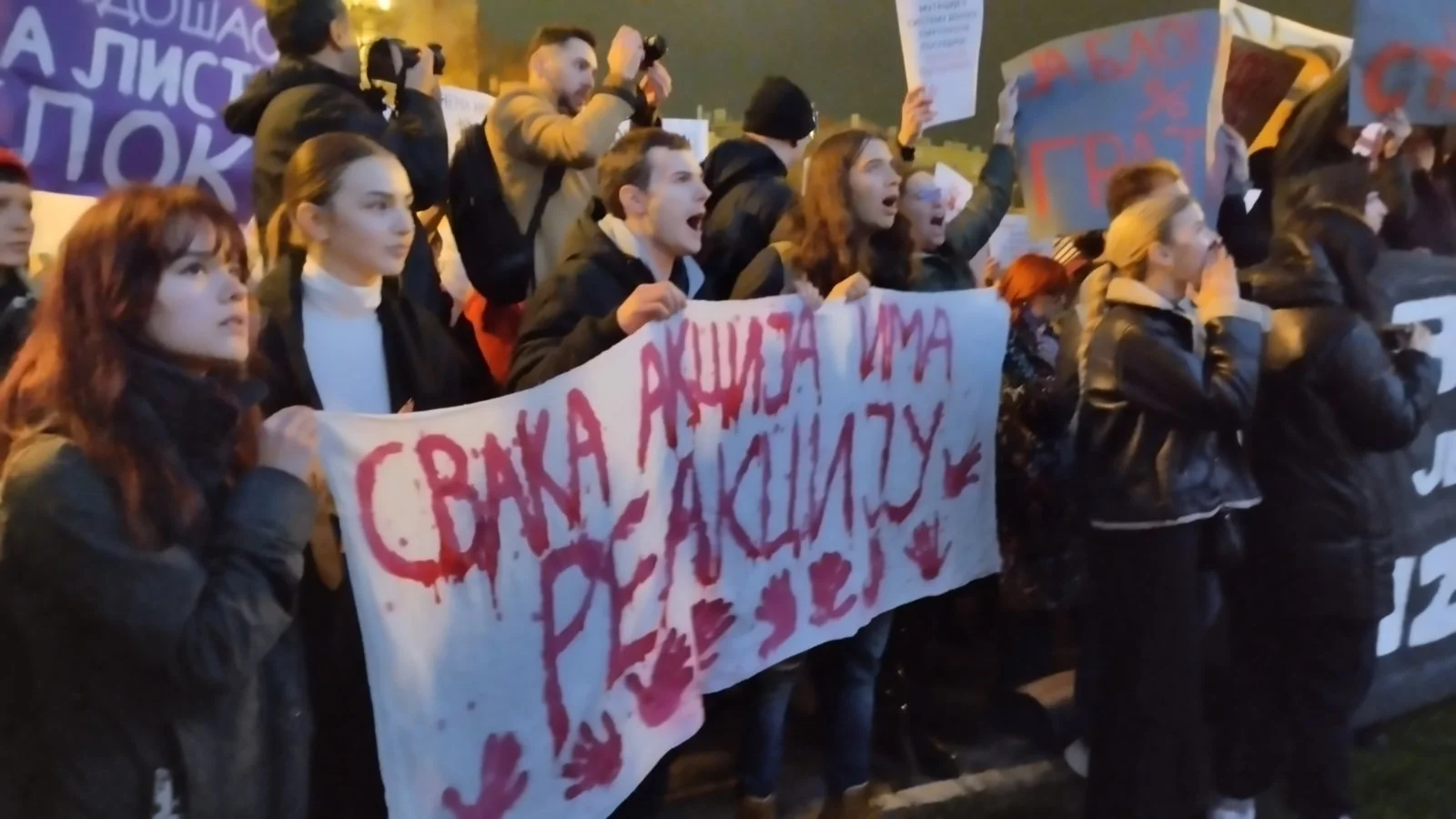 Policijske brigade štitovima omogućile Vučiću odlazak iz Predsedništva: Studenti poručuju da nisu plaćeni i da se neće predati (VIDEO, FOTO) 2