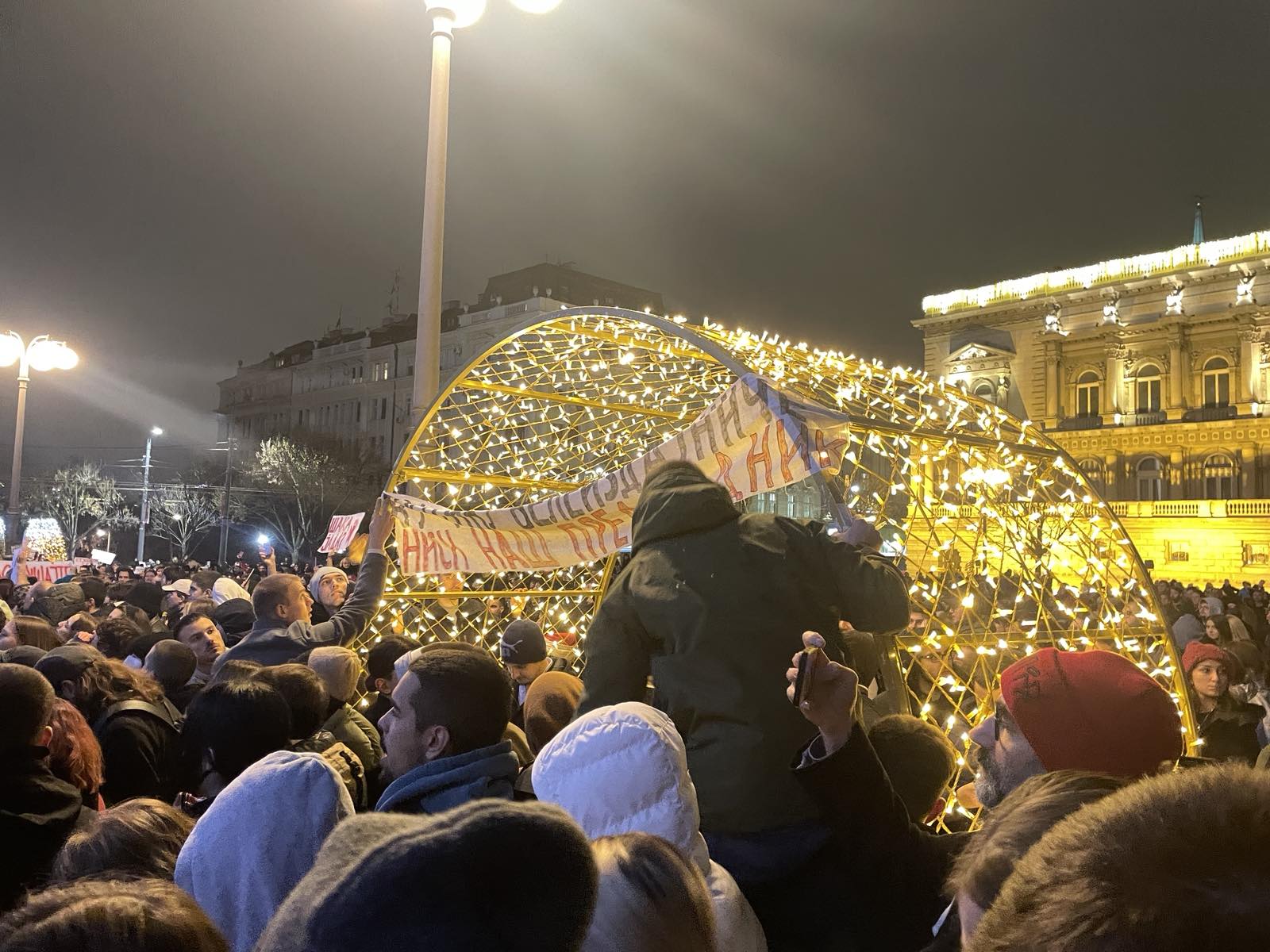 Policijske brigade štitovima omogućile Vučiću odlazak iz Predsedništva: Studenti poručuju da nisu plaćeni i da se neće predati (VIDEO, FOTO) 3