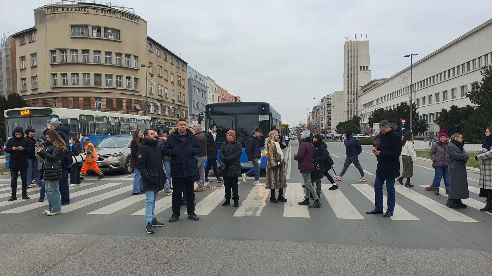 Četvorica mladića tukli ljude kod Futoške pijace: "Uradili su to sa namerom, samo su izašli iz kola i krenuli da nas biju" (VIDEO) 3