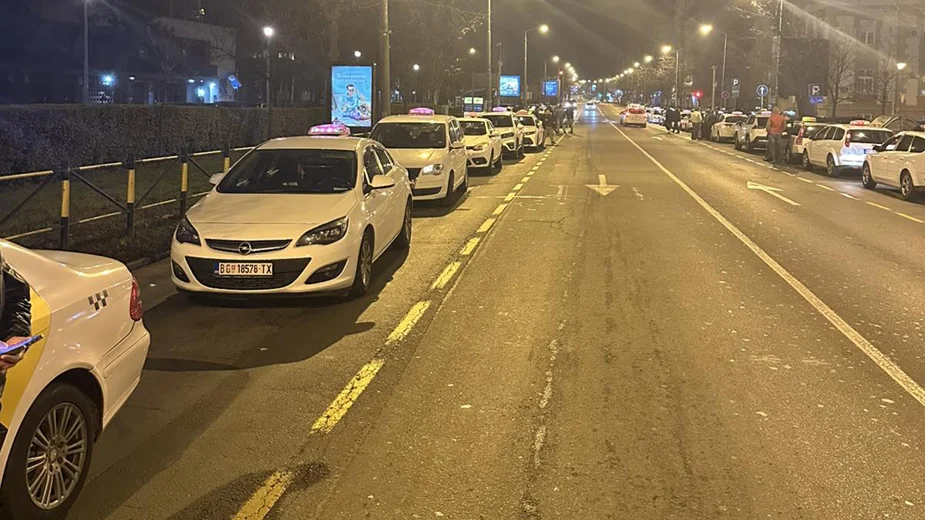 Protest taksista ispred Policijske uprave Beograda, pretučen kolega (VIDEO, FOTO) 11