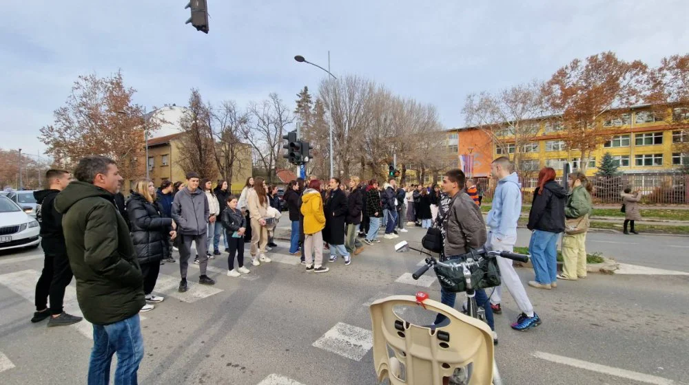 Odali počast stradalima u tišini: Srednjoškolci u Novom Sadu blokirali saobraćaj na 15 minuta 7