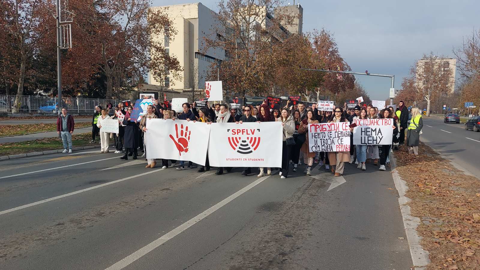 Studenti fakulteta "Dr Lazar Vrkatić" protestnom šetnjom stigli u kampus da podrže kolege koje blokiraju novosadske fakultete (VIDEO) 2