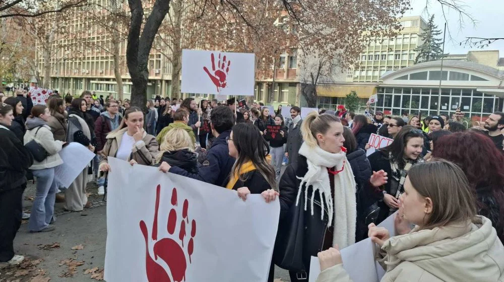 Studenti fakulteta "Dr Lazar Vrkatić" protestnom šetnjom stigli u kampus da podrže kolege koje blokiraju novosadske fakultete (VIDEO) 9