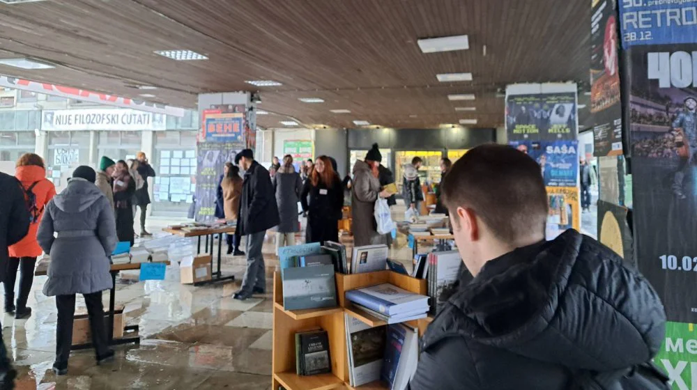 Počeo "Blokadni bazar knjiga" na platou kod Filozofskog, sav novac ide za pomoć studentima u blokadi (FOTO) 10