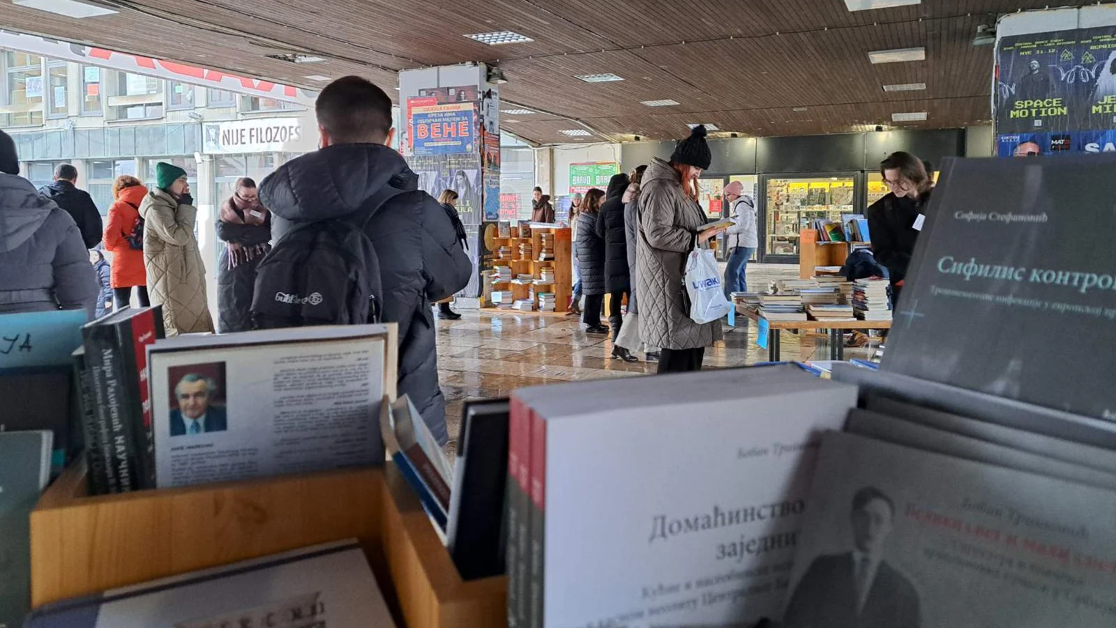 Počeo "Blokadni bazar knjiga" na platou kod Filozofskog, sav novac ide za pomoć studentima u blokadi (FOTO) 2