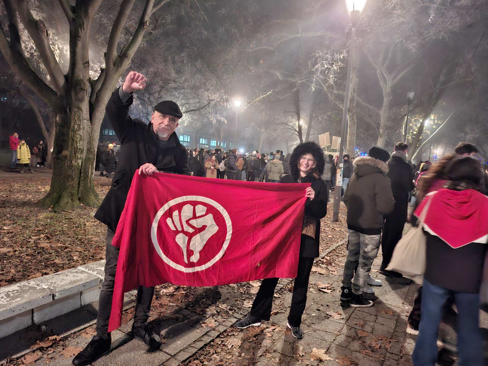 Novogodišnji protest studenata u Novom Sadu: Crni flor okačen oko Gradske kuće, novo okupljanje danas u 11.52 (VIDEO, FOTO) 4