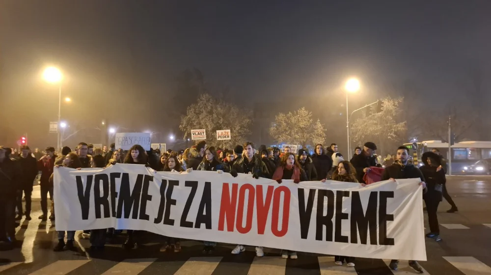 Novogodišnji protest studenata u Novom Sadu počeo je šetnjom do Trga slobode (VIDEO, FOTO) 8