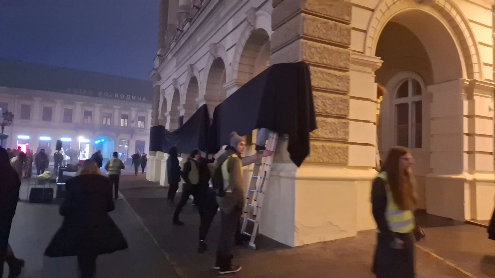 Novogodišnji protest studenata u Novom Sadu: Crni flor okačen oko Gradske kuće, novo okupljanje danas u 11.52 (VIDEO, FOTO) 3