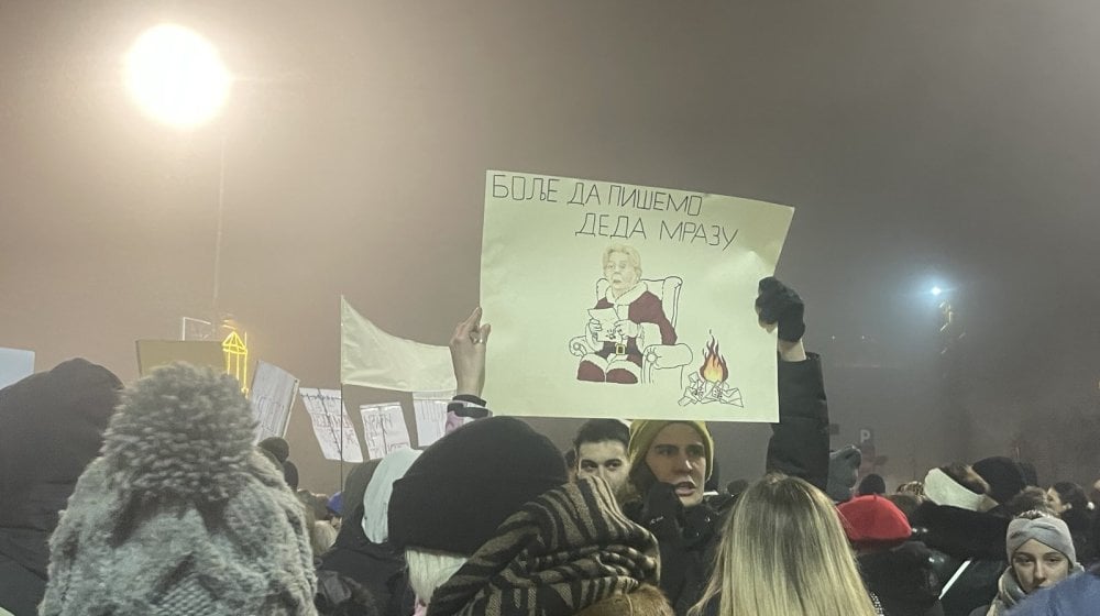 "Nema nove godine, za staru ste nam još dužni": Studenti dočekuju Novu godinu protestom (VIDEO, FOTO) 11