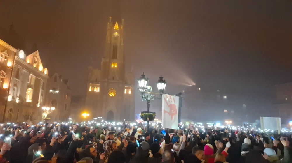 Novogodišnji protest studenata u Novom Sadu: Crni flor okačen oko Gradske kuće (VIDEO, FOTO) 11