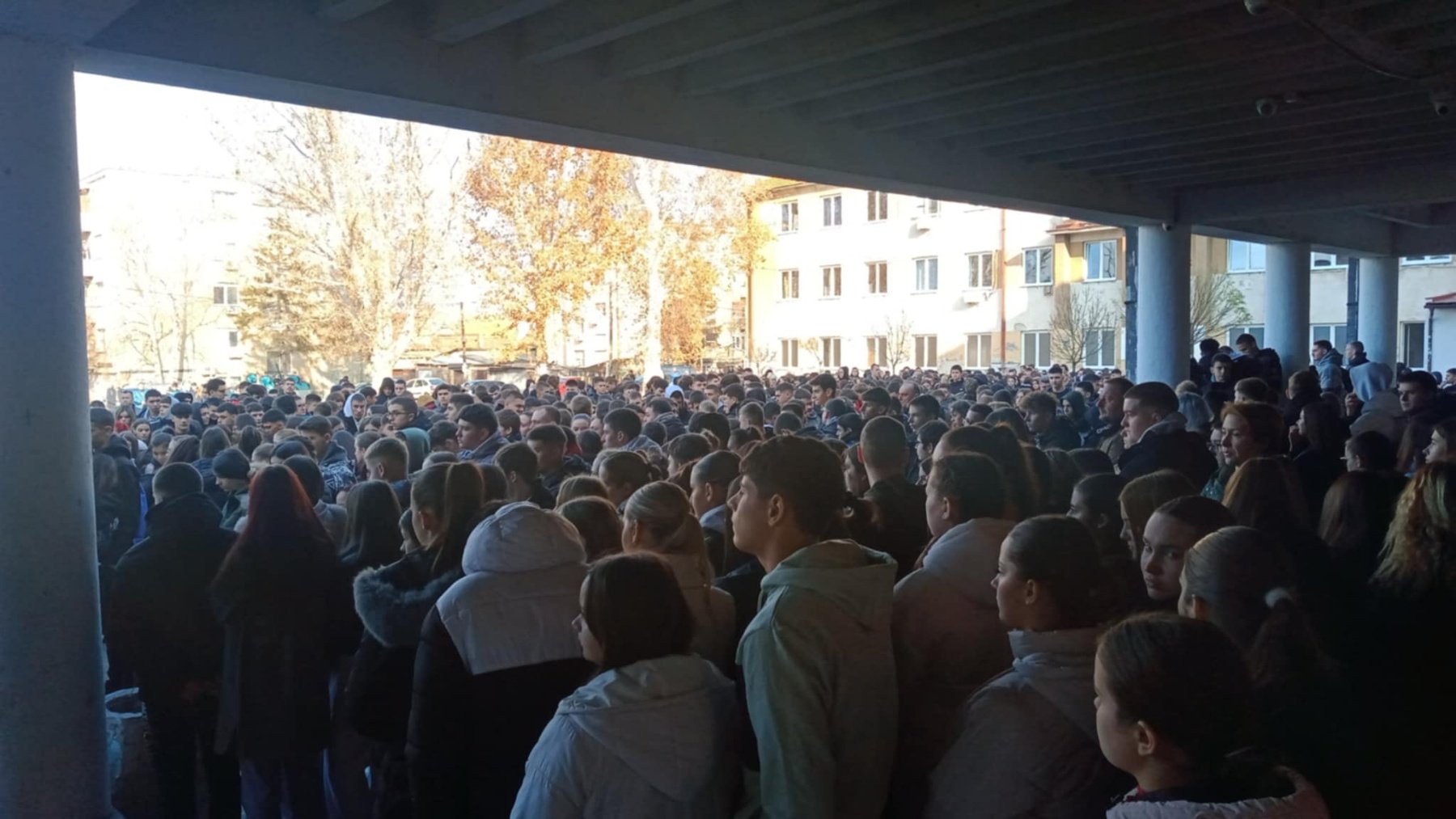 U protestu Zastani Srbijo stajali i poznati glumci, incident sa crnim džipom u Novom Sadu (FOTO/VIDEO) 9