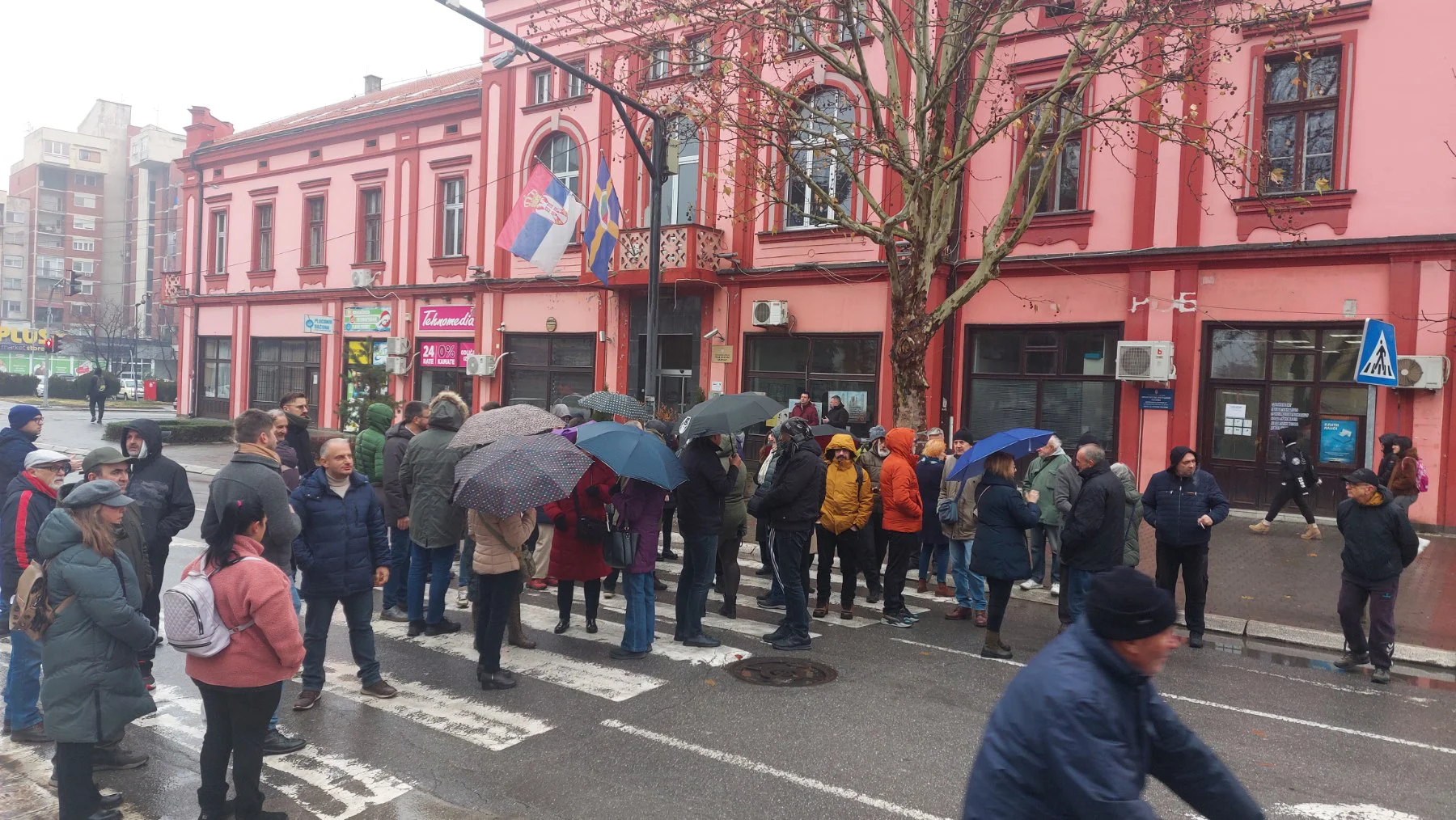 U protestu Zastani Srbijo studenti i učenici uz građane, više manjih incidenata, ali i jedan veći sa članovima Filharmonije (FOTO/VIDEO) 9