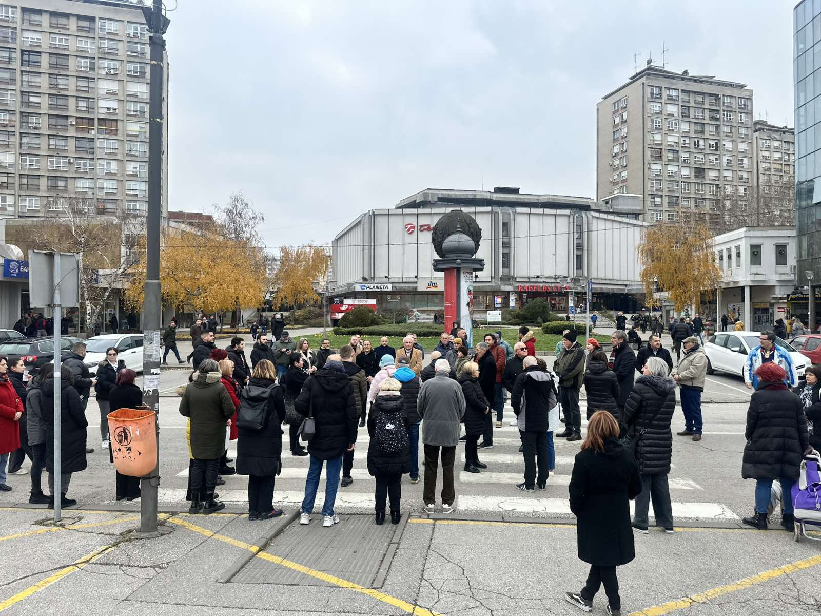 U protestu Zastani Srbijo stajali i poznati glumci, incident sa crnim džipom u Novom Sadu (FOTO/VIDEO) 10