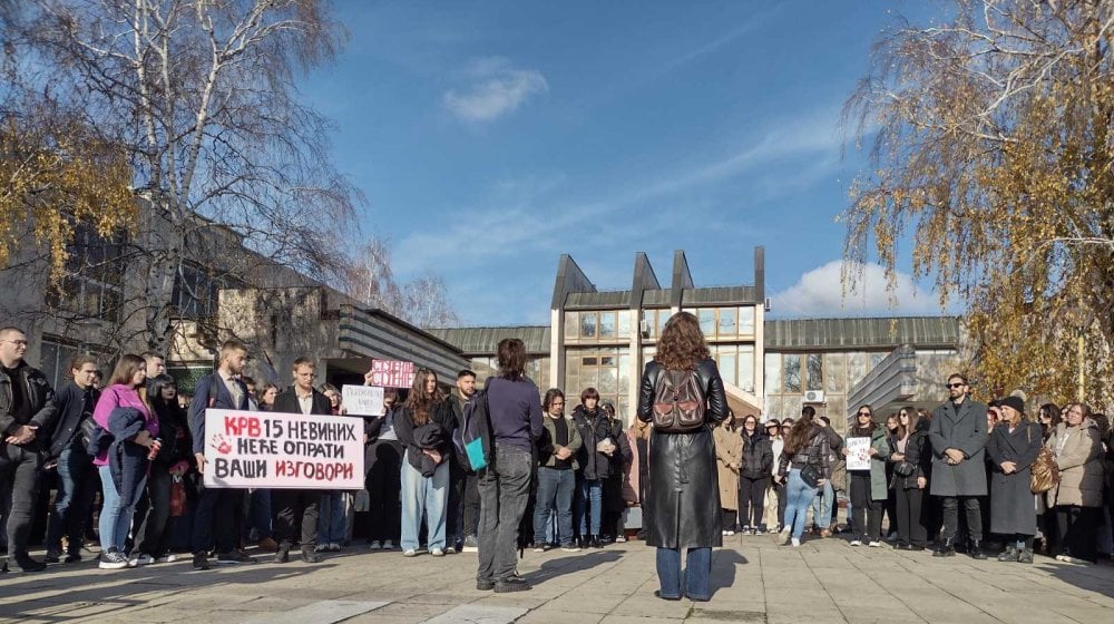 U protestu Zastani Srbijo studenti i učenici uz građane, više manjih incidenata, ali i jedan veći sa članovima Filharmonije (FOTO/VIDEO) 1