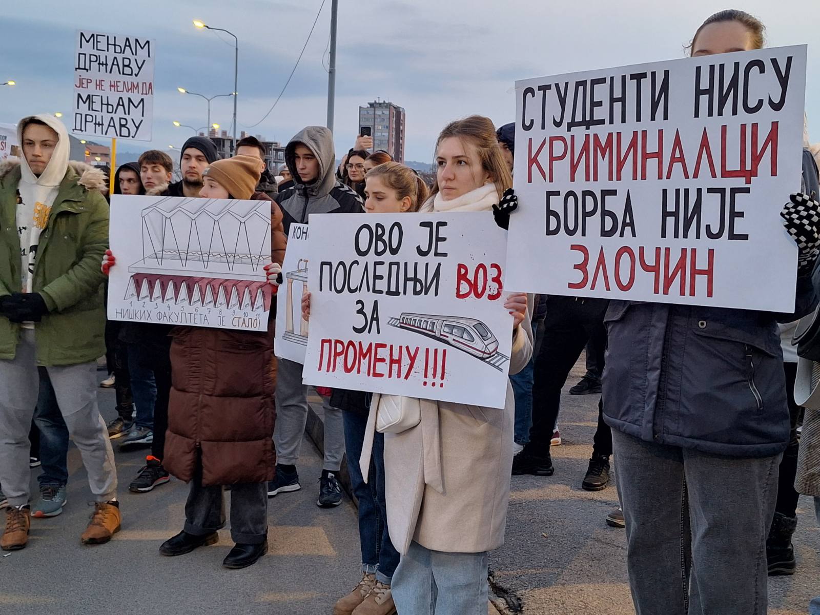 Završeni protesti ispred Banovine i Ustavnog suda: Studenti u Nišu i Beogradu pozvali na generalni štrajk 6