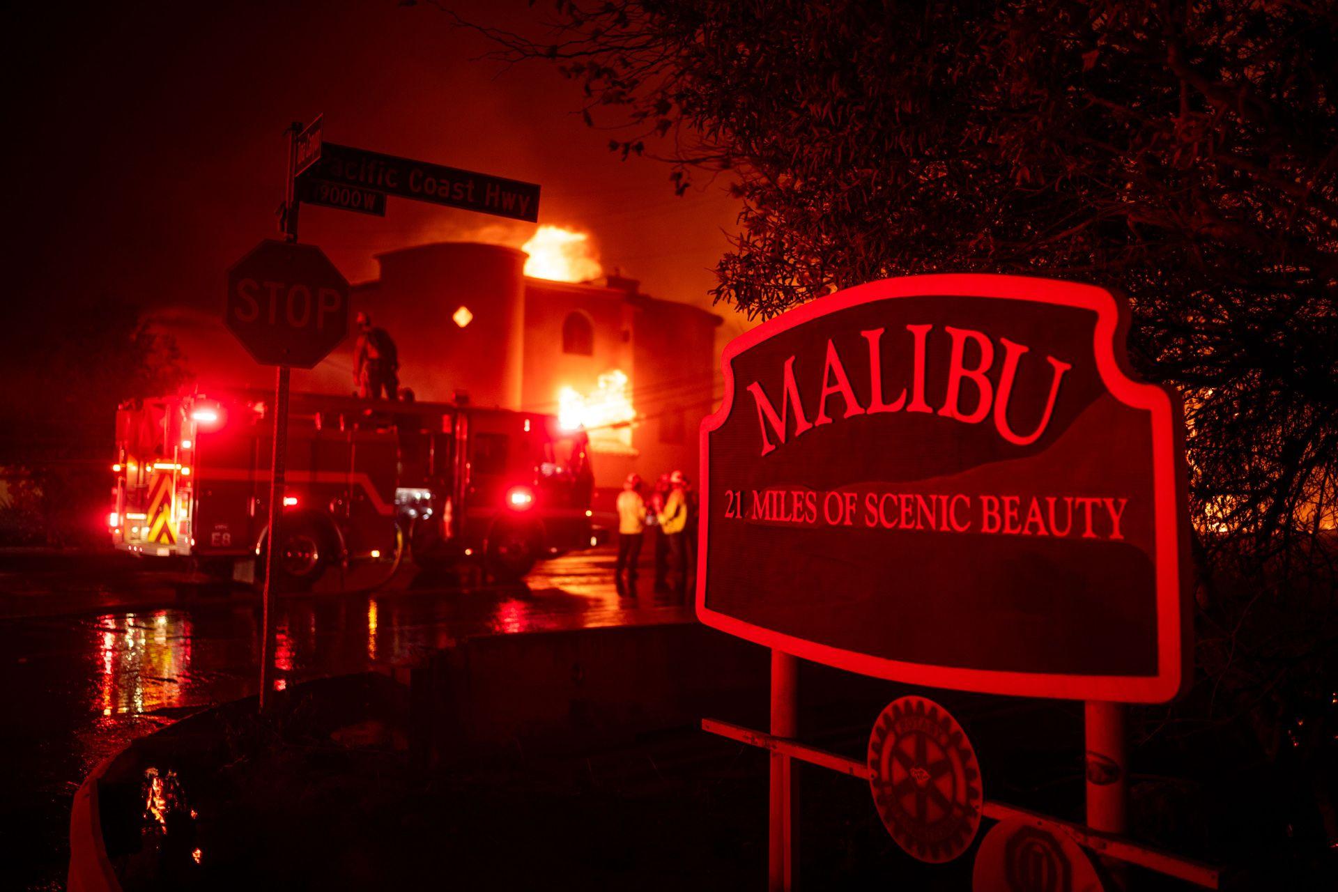 Znak na kojem piše Malibu okružen vatrom