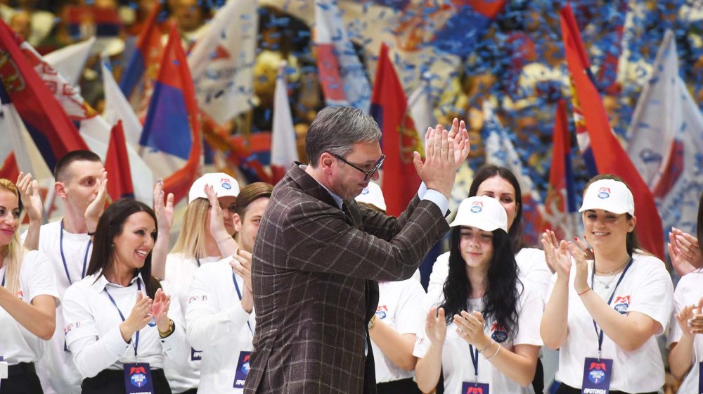 Bezvoljno ga slede, a kad padne rušiće mu spomenike: Sagovornici o Vučićevim pokušajima da turnejom po Srbiji vrati poljuljani moral u SNS 6