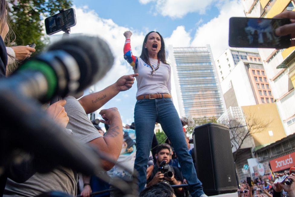 Liderka venecuelanske opozicije Marija Korina Maćado se obraća na protestu sa rukama podignutim u vazduhu dok govori 