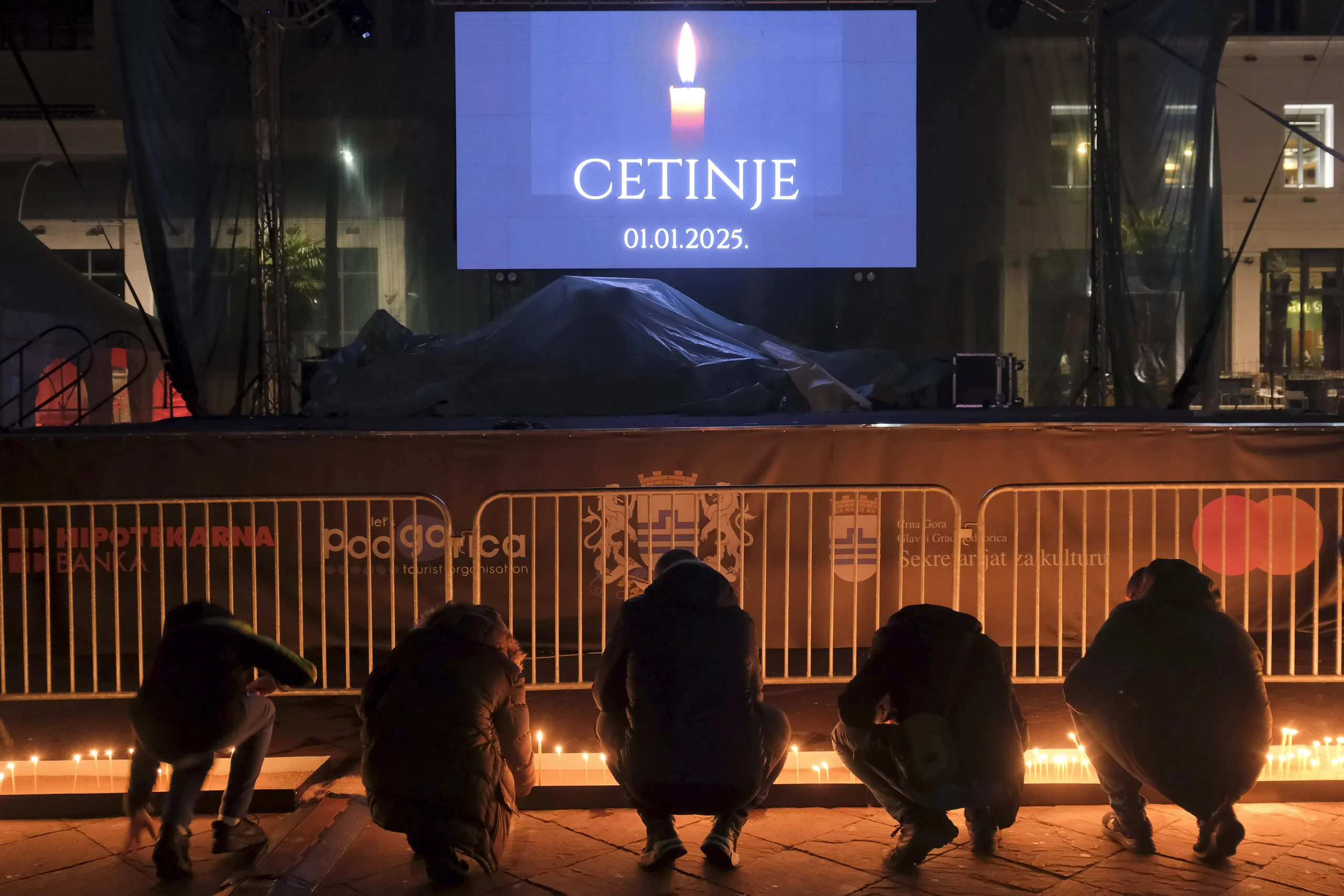 Ispred Ambasade Crne Gore u Beogradu ostavljeno 12 ruža za poginule na Cetinju 2