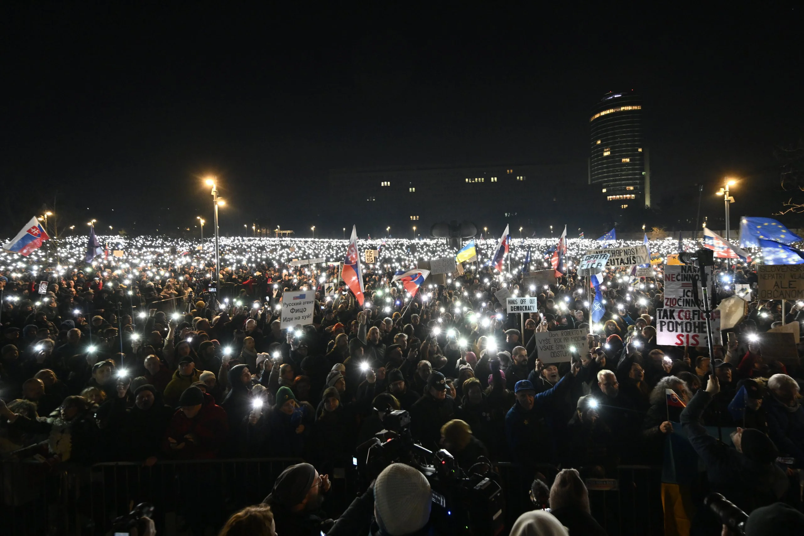 Desetine hiljada protestovale u Slovačkoj zbog proruske politike populističkog lidera Fica 3