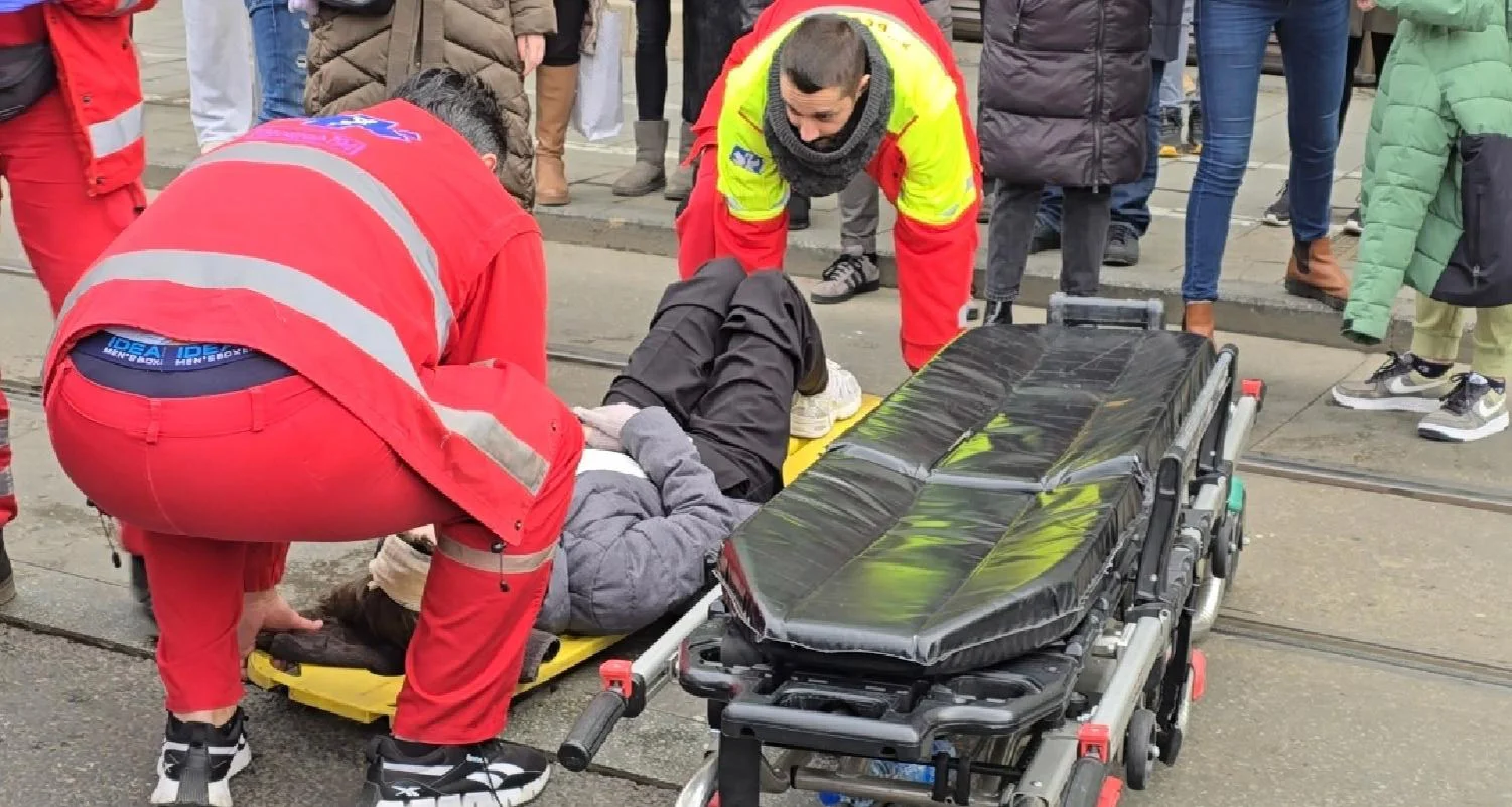 Teško povređena devojka koju je na blokadi u Ruzveltovoj udario auto, a potom je nosio na krovu (UZNEMIRUJUĆI SNIMAK) 3