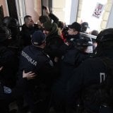 NDNV: Nedopustiva agresija i iživljavanje policije nad novinarima koji su izveštavali iz Gradske kuće 5