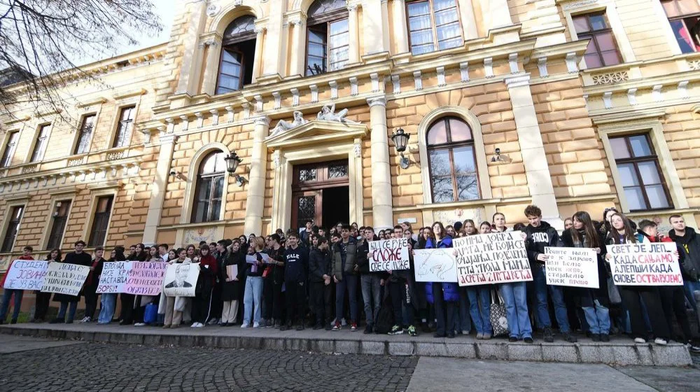 Učenici, nastavnici i roditelji traže smenu direktora Jovine gimnazije u Novom Sadu: Psihičko maltretiranje đaka i sprovođenje na razgovor uz pratnju policije 6