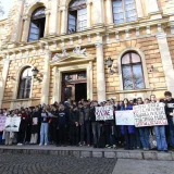 Učenici, nastavnici i roditelji traže smenu direktora Jovine gimnazije u Novom Sadu: Psihičko maltretiranje đaka i sprovođenje na razgovor uz pratnju policije 3