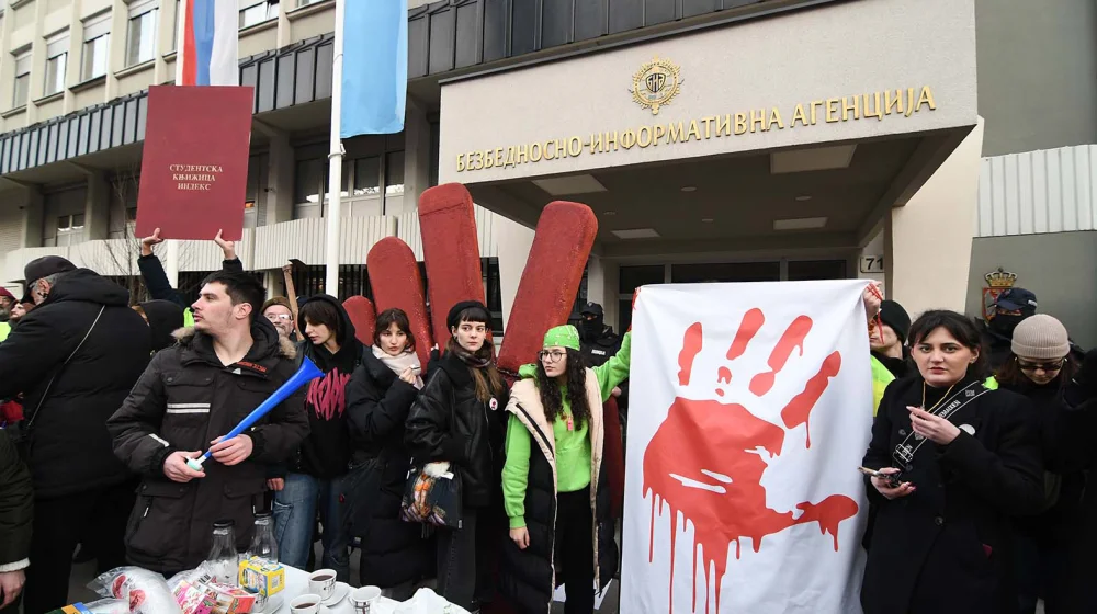 Novosadski univerzitetski profesori i istraživači uz studente: 4.000 nastavnika, 4.000 koraka 1