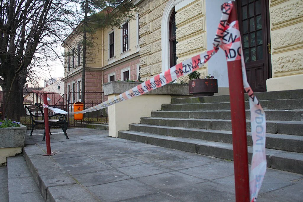 Pao deo fasade Prve kragujevačke gimnazije pored stepeništa škole (VIDEO) 2