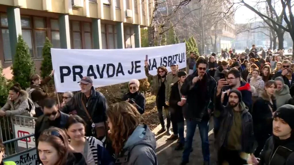 "Hej, Zago, Zago da je sreće...": Studenti ispred suda u Novom Sadu najavili odlazak u BIA (FOTO; VIDEO) 3