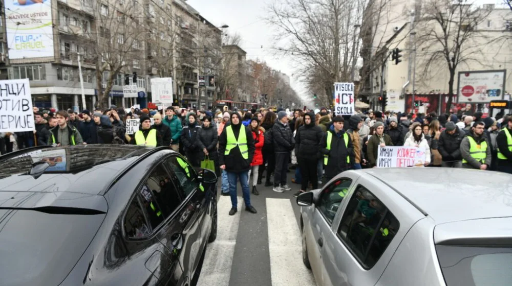 Nakon napada na studente održano 15 minuta tišine ispred Pravnog fakulteta u Beogradu 10