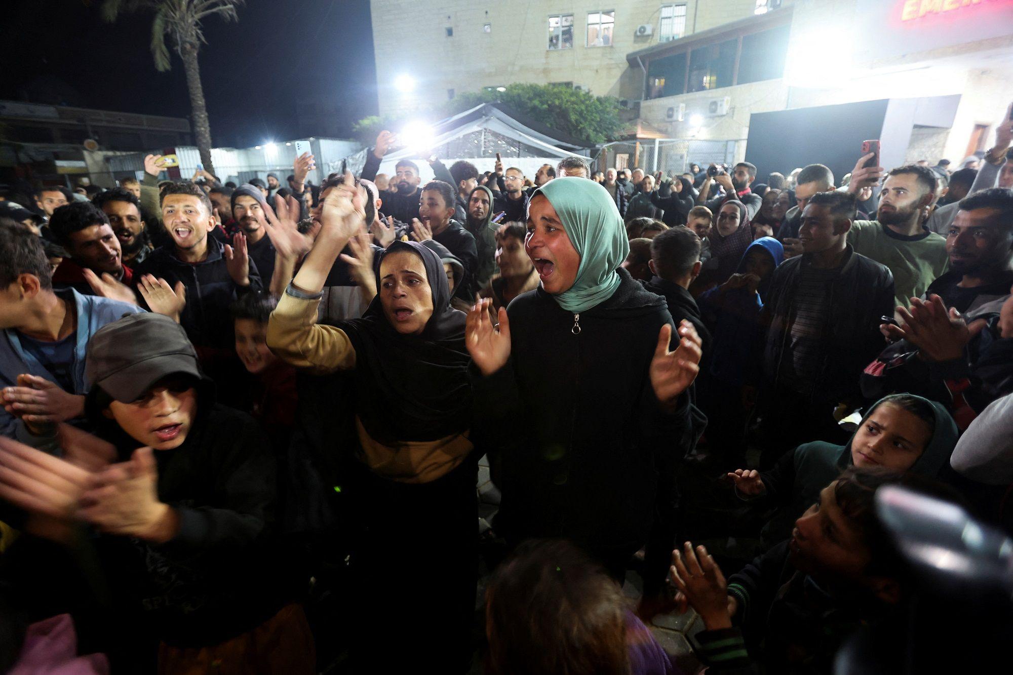 palestinke proslavljaju na ulici tokom noći