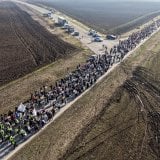 UŽIVO Studenti iz Beograda krenuli peške za Novi Sad: Prošli Maradik, biciklisti Novu Pazovu (FOTO; VIDEO) 5